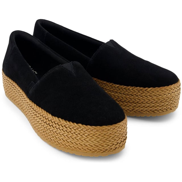 Put some spring into your step with our Valencia platform espadrilles. Fun fringe details and a closed-toe, slip-on silhouette elevate your look while keeping you comfortable.