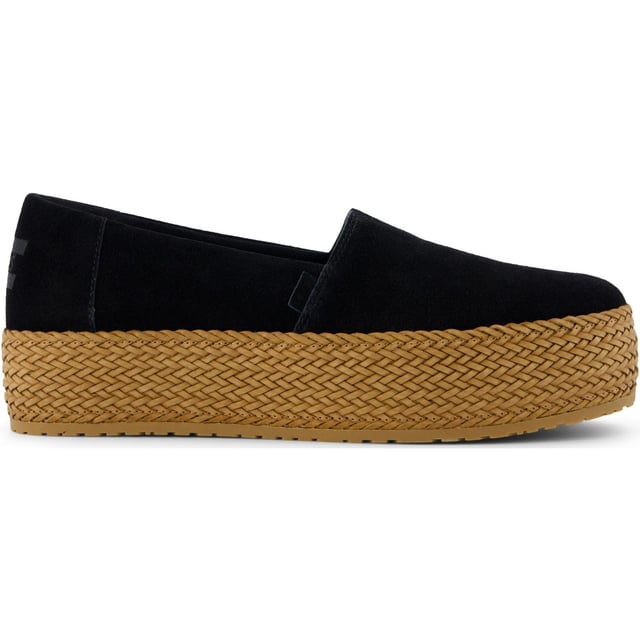 Put some spring into your step with our Valencia platform espadrilles. Fun fringe details and a closed-toe, slip-on silhouette elevate your look while keeping you comfortable.