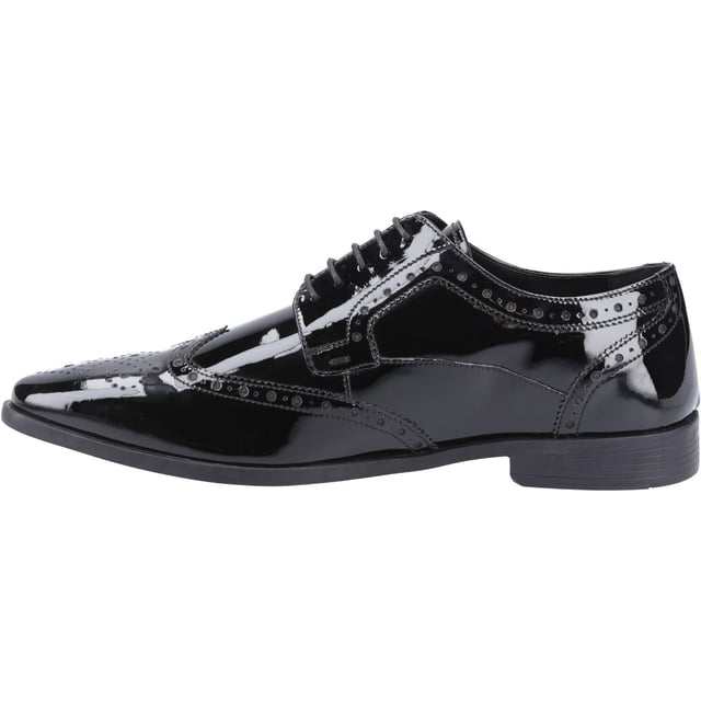 Hush Puppies Elliot Leder Herren Schwarze Brogues Schuhe Klassischer geschnürter Wingtip-Oxford-Brogue-Schuh von Hush Puppies; Der Elliot Brogue Patent ist aus Leder gefertigt und verfügt über ein Fußbett aus Memory-Schaum. Die leichte, flexible Sohle macht diesen Schuh zur perfekten eleganten Fußbekleidung für den ganzen Tag.