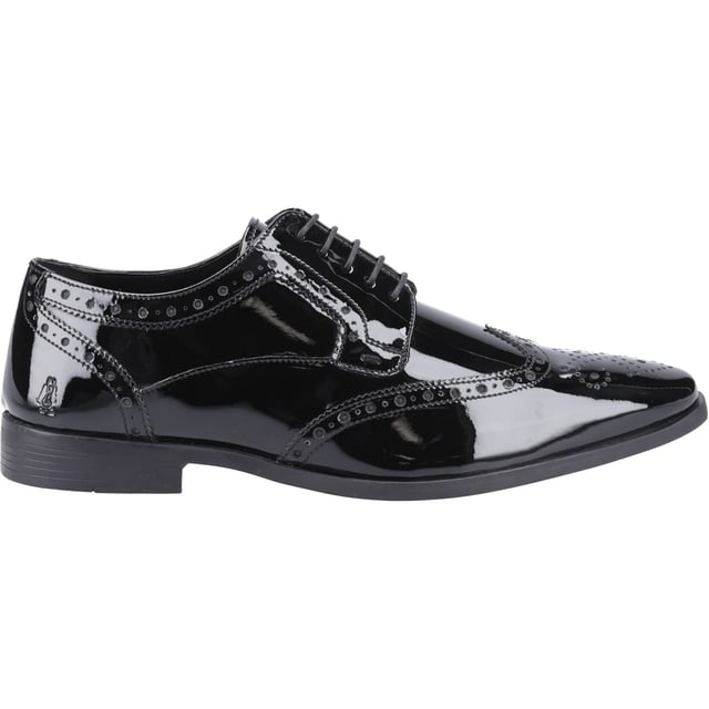 Hush Puppies Elliot Leder Herren Schwarze Brogues Schuhe Klassischer geschnürter Wingtip-Oxford-Brogue-Schuh von Hush Puppies; Der Elliot Brogue Patent ist aus Leder gefertigt und verfügt über ein Fußbett aus Memory-Schaum. Die leichte, flexible Sohle macht diesen Schuh zur perfekten eleganten Fußbekleidung für den ganzen Tag.