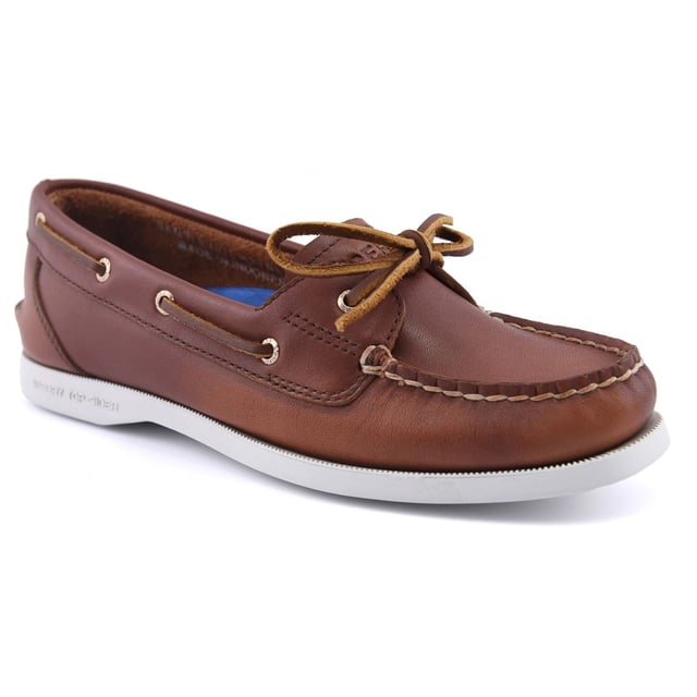 The womens Authentic Original 1-Eye Boat Shoe offers a timeless look anchored in the traditions of coastal style. This classic boat shoe features a luxurious leather upper, with refined copper eyelets, traditional moccasin stitching and rawhide laces