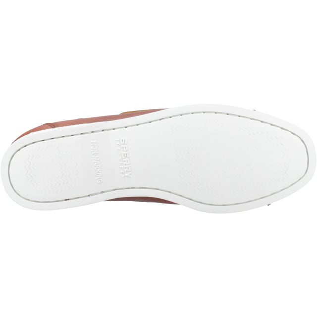 The womens Authentic Original 1-Eye Boat Shoe offers a timeless look anchored in the traditions of coastal style. This classic boat shoe features a luxurious leather upper, with refined copper eyelets, traditional moccasin stitching and rawhide laces