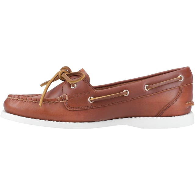 The womens Authentic Original 1-Eye Boat Shoe offers a timeless look anchored in the traditions of coastal style. This classic boat shoe features a luxurious leather upper, with refined copper eyelets, traditional moccasin stitching and rawhide laces