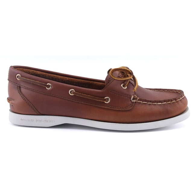 The womens Authentic Original 1-Eye Boat Shoe offers a timeless look anchored in the traditions of coastal style. This classic boat shoe features a luxurious leather upper, with refined copper eyelets, traditional moccasin stitching and rawhide laces