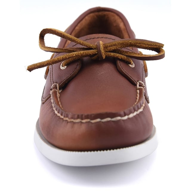 The womens Authentic Original 1-Eye Boat Shoe offers a timeless look anchored in the traditions of coastal style. This classic boat shoe features a luxurious leather upper, with refined copper eyelets, traditional moccasin stitching and rawhide laces