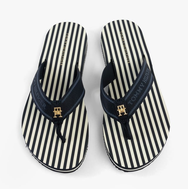 These lightweight flip-flops feature a polyester upper, EVA lining and sole, and a slip-on design, offering comfort and ease for casual wear