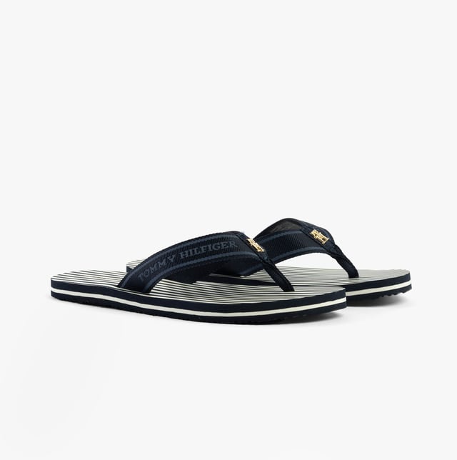 These lightweight flip-flops feature a polyester upper, EVA lining and sole, and a slip-on design, offering comfort and ease for casual wear