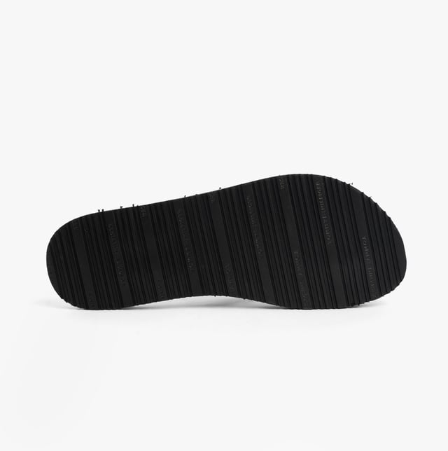 These lightweight flip-flops feature a polyester upper, EVA lining and sole, and a slip-on design, offering comfort and ease for casual wear