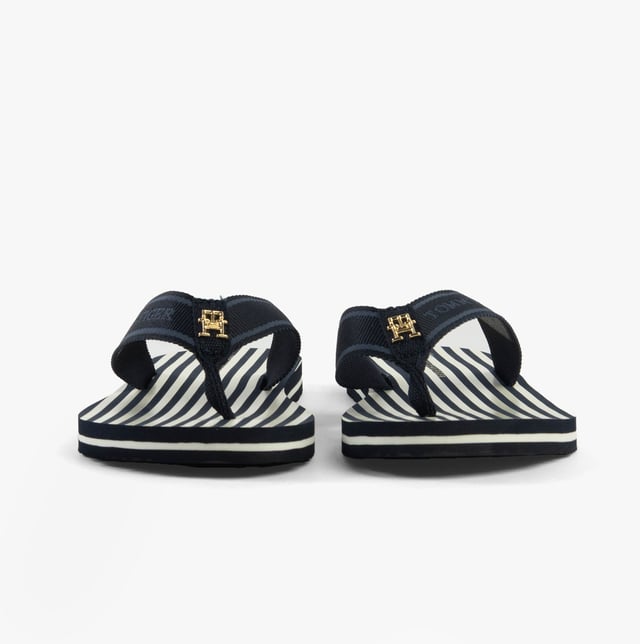 These lightweight flip-flops feature a polyester upper, EVA lining and sole, and a slip-on design, offering comfort and ease for casual wear