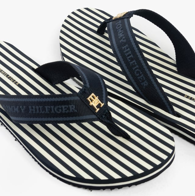 These lightweight flip-flops feature a polyester upper, EVA lining and sole, and a slip-on design, offering comfort and ease for casual wear