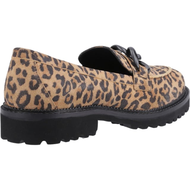 Kwalitatief leer en een comfortabel instapdesign komen samen in de Gianna loafer, met zijn gezichtsbedekkende geheugenschuim inlegzool en Zero G lichte zool. Dit is de perfecte dagelijkse keuze.