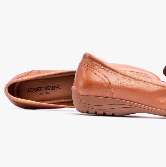 Estos mocasines de cuero cuentan con un forro transpirable, punta redonda, diseño sin cordones y un tacón plano, brindando comodidad y facilidad para el uso cotidiano.
