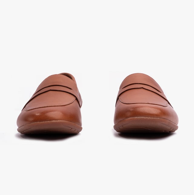 Estos mocasines de cuero cuentan con un forro transpirable, punta redonda, diseño sin cordones y un tacón plano, brindando comodidad y facilidad para el uso cotidiano.