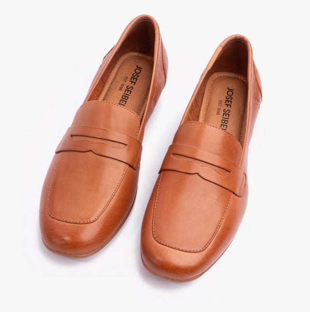 Estos mocasines de cuero cuentan con un forro transpirable, punta redonda, diseño sin cordones y un tacón plano, brindando comodidad y facilidad para el uso cotidiano.
