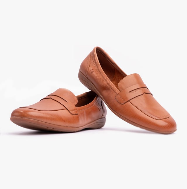 Estos mocasines de cuero cuentan con un forro transpirable, punta redonda, diseño sin cordones y un tacón plano, brindando comodidad y facilidad para el uso cotidiano.