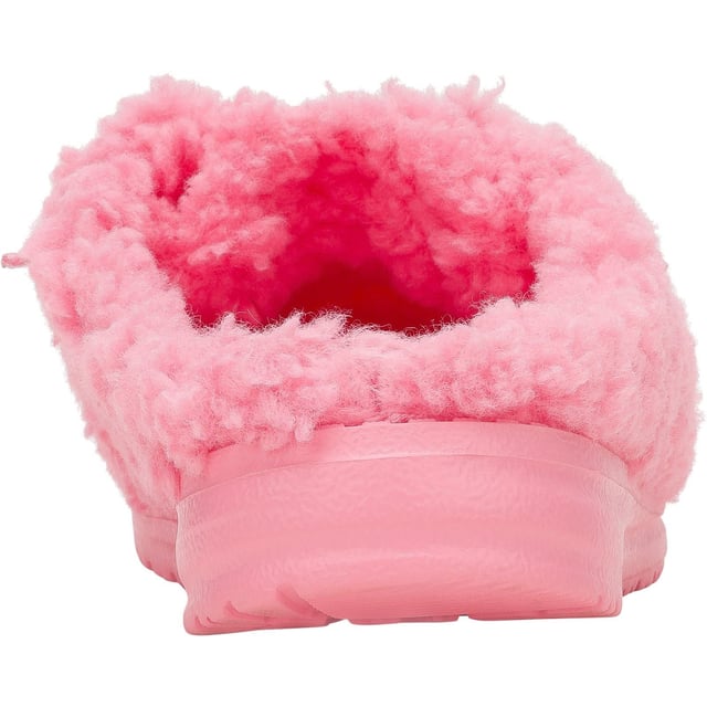Mache dich bereit, ultimativen Komfort mit den brandneuen Wendy Slipper von HEYDUDE zu erleben! Hergestellt aus weichen, gemütlichen Materialien, sind diese Hausschuhe so konzipiert, dass sie deine Füße in Wärme hüllen und somit der perfekte Begleiter für kalte Tage draußen oder gemütliche Nächte drinnen sind.