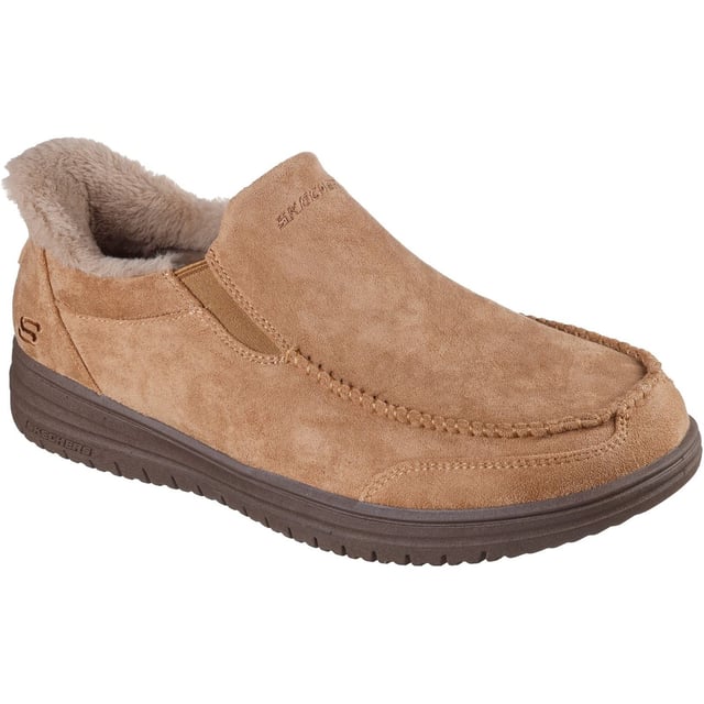 Skechers Murette Scofield Textiel Heren Tan Slippers Omarm alledaagse luxe met de Murette Scofield Slippers van Skechers. Ontworpen voor degenen die niet willen inboeten op comfort of stijl, omhullen deze premium instappers je voeten met een weelderige nepbont voering die aanvoelt alsof je op wolken loopt.