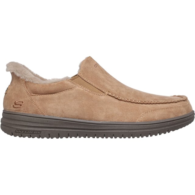 Skechers Murette Scofield Textiel Heren Tan Slippers Omarm alledaagse luxe met de Murette Scofield Slippers van Skechers. Ontworpen voor degenen die niet willen inboeten op comfort of stijl, omhullen deze premium instappers je voeten met een weelderige nepbont voering die aanvoelt alsof je op wolken loopt.
