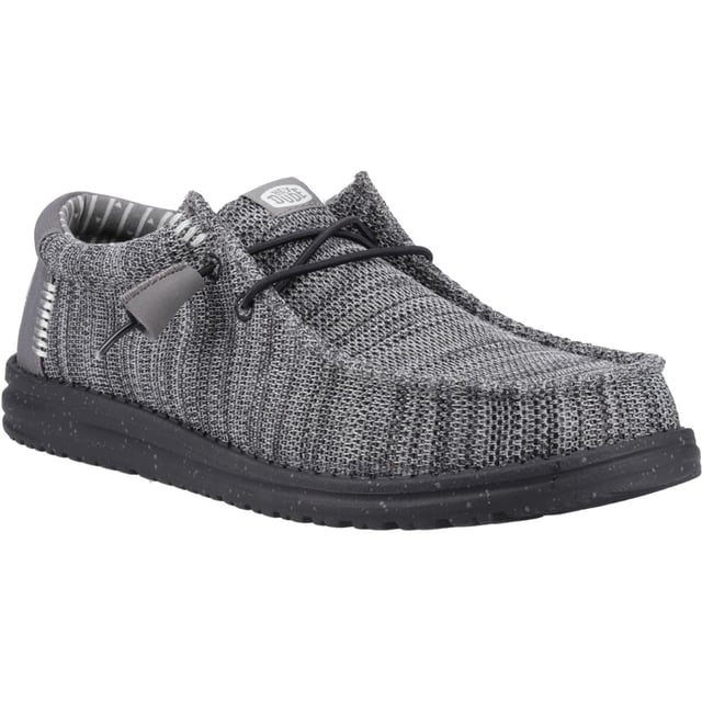 Mit dem Besten in Wally Stretch Mesh dehnen. Klassischer HEYDUDE-Aufbau, Obermaterial aus Stretch-Mesh und elastische Schnürsenkel bedeuten Bequemlichkeit, Komfort und Leichtigkeit von oben bis unten. Rocke es alles in einem fußumhüllenden Stil.