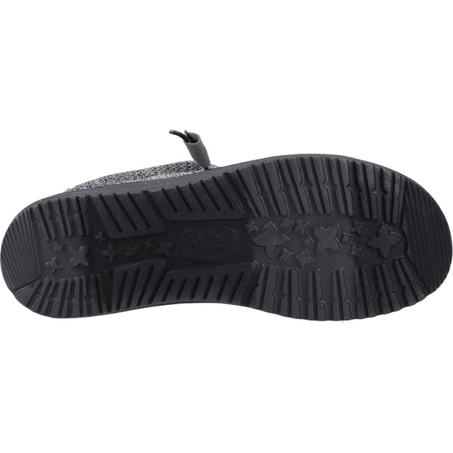 Mit dem Besten in Wally Stretch Mesh dehnen. Klassischer HEYDUDE-Aufbau, Obermaterial aus Stretch-Mesh und elastische Schnürsenkel bedeuten Bequemlichkeit, Komfort und Leichtigkeit von oben bis unten. Rocke es alles in einem fußumhüllenden Stil.