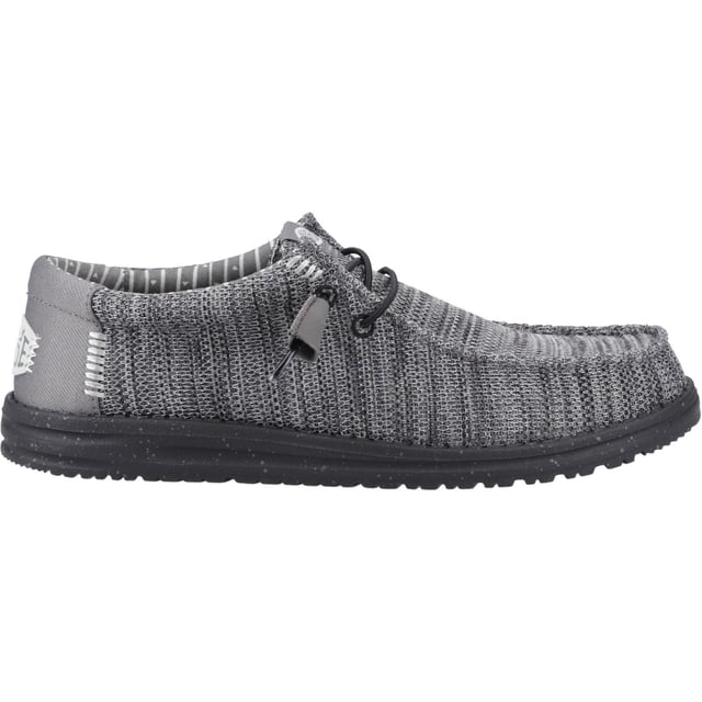 Mit dem Besten in Wally Stretch Mesh dehnen. Klassischer HEYDUDE-Aufbau, Obermaterial aus Stretch-Mesh und elastische Schnürsenkel bedeuten Bequemlichkeit, Komfort und Leichtigkeit von oben bis unten. Rocke es alles in einem fußumhüllenden Stil.