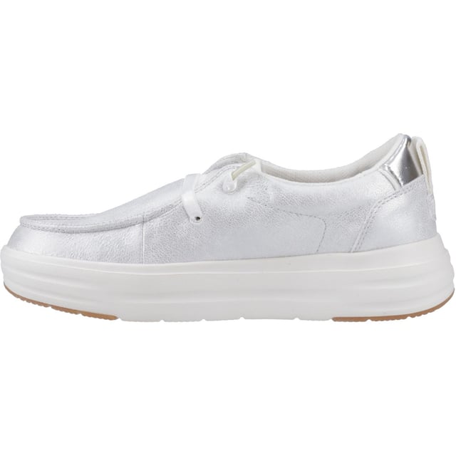 Der Wendy Nova ist ein bequemer Slip-On-Trainer mit ikonischer Form und robuster, komfortabler HEYDUDE-Konstruktion. Zieh ihn einfach an und mach dich bereit, jeden Tag zu meistern. Abgerundet mit elastischen Schnürsenkeln ohne Knoten und einer ultraleichten Sohle, die selbst die geschäftigsten Tage mühelos macht.