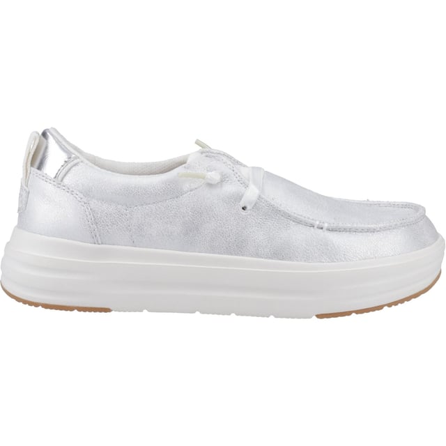 Der Wendy Nova ist ein bequemer Slip-On-Trainer mit ikonischer Form und robuster, komfortabler HEYDUDE-Konstruktion. Zieh ihn einfach an und mach dich bereit, jeden Tag zu meistern. Abgerundet mit elastischen Schnürsenkeln ohne Knoten und einer ultraleichten Sohle, die selbst die geschäftigsten Tage mühelos macht.