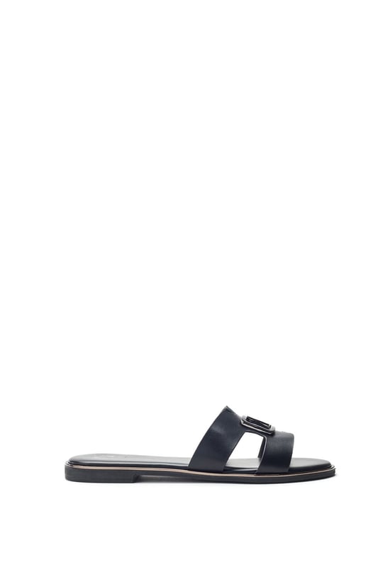 Upgrade your slip-on collection with Jeanie, the versatile flat sandal set to be your go-to this summer. The leather lining ensures comfort whether you're lounging by the pool, or exploring the local vineyard, you'll feel as good as you look.