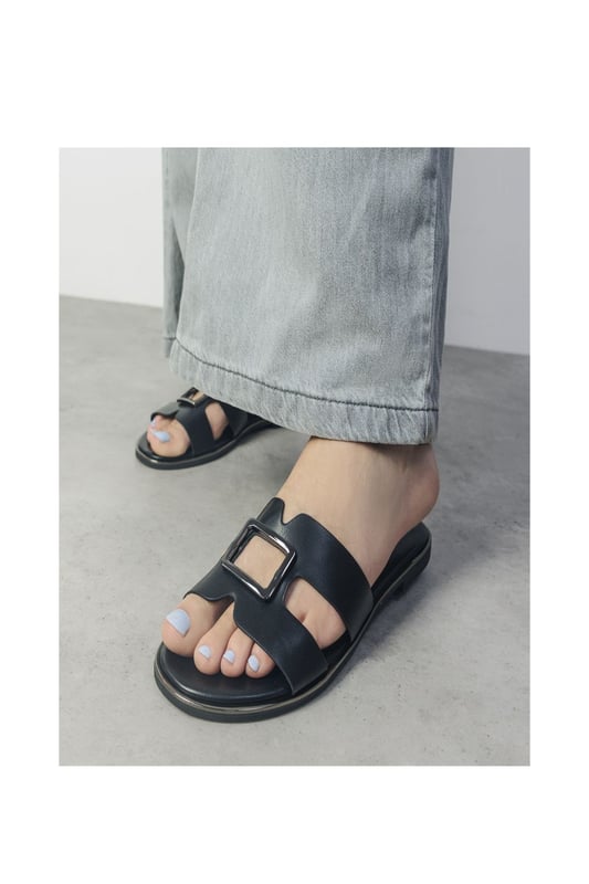 Upgrade your slip-on collection with Jeanie, the versatile flat sandal set to be your go-to this summer. The leather lining ensures comfort whether you're lounging by the pool, or exploring the local vineyard, you'll feel as good as you look.