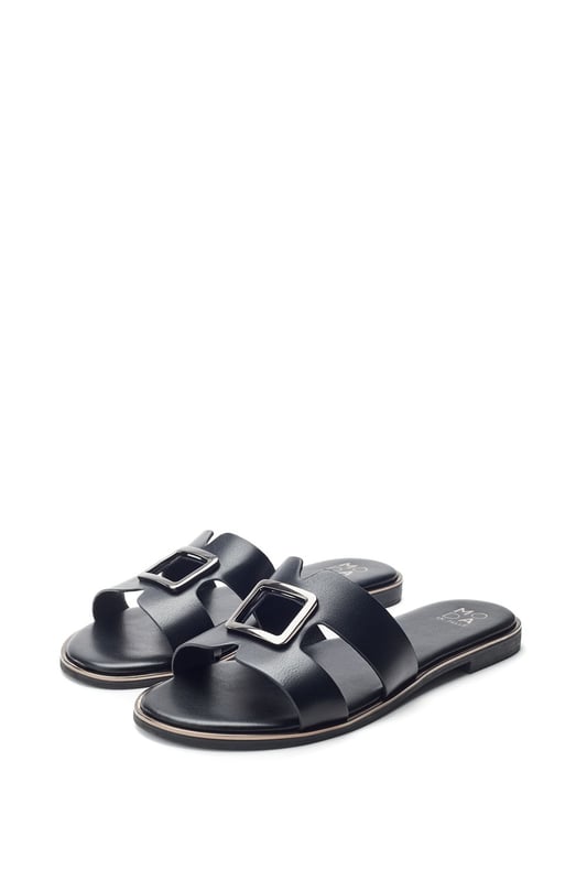 Upgrade your slip-on collection with Jeanie, the versatile flat sandal set to be your go-to this summer. The leather lining ensures comfort whether you're lounging by the pool, or exploring the local vineyard, you'll feel as good as you look.