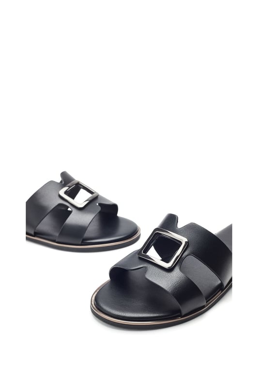 Upgrade your slip-on collection with Jeanie, the versatile flat sandal set to be your go-to this summer. The leather lining ensures comfort whether you're lounging by the pool, or exploring the local vineyard, you'll feel as good as you look.