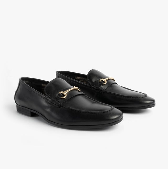 These men's loafers feature a leather upper, textile lining, and rubber sole with a slip-on design. They offer comfort and a chisel toe, ideal for formal occasions