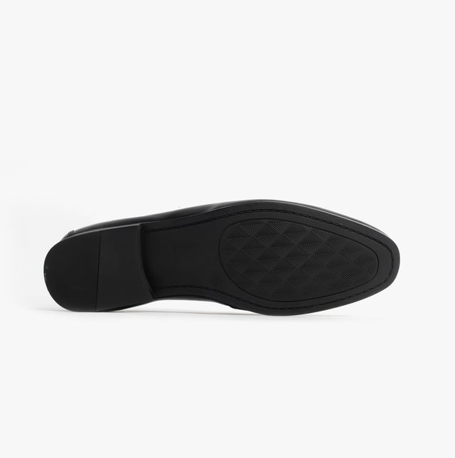 These men's loafers feature a leather upper, textile lining, and rubber sole with a slip-on design. They offer comfort and a chisel toe, ideal for formal occasions