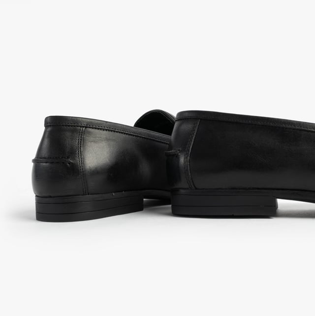 These men's loafers feature a leather upper, textile lining, and rubber sole with a slip-on design. They offer comfort and a chisel toe, ideal for formal occasions