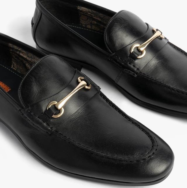 These men's loafers feature a leather upper, textile lining, and rubber sole with a slip-on design. They offer comfort and a chisel toe, ideal for formal occasions