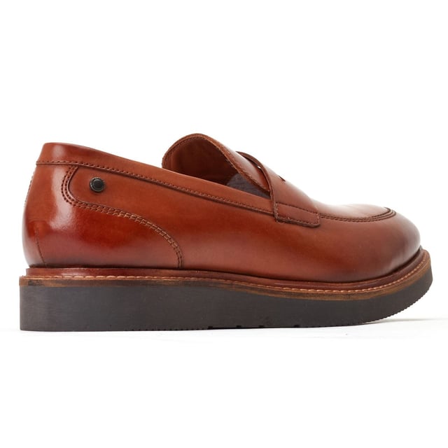 Base London Sid Leren Heren Tan Loafers Sid is een moderne penny loafer van Base London. Met zijn rijke gewassen leren bovenwerk en eigentijdse wigzool geeft Sid je het vertrouwen dat je nodig hebt om je outfit naar een hoger niveau te tillen en op te vallen in de menigte.