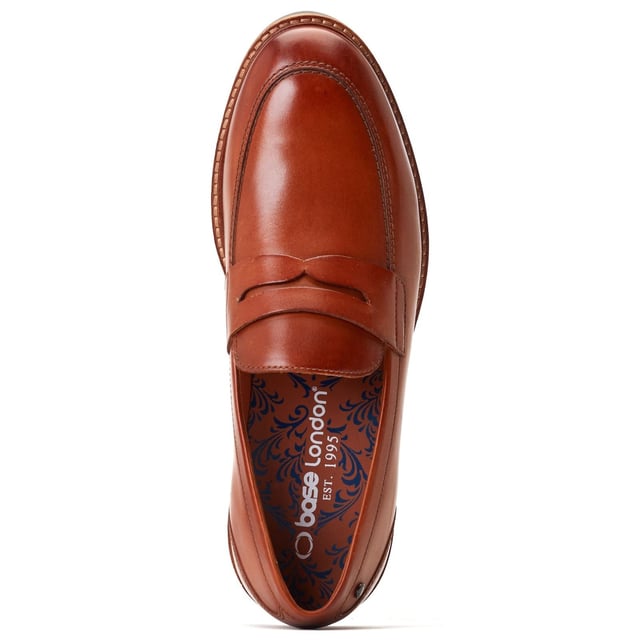Base London Sid Leren Heren Tan Loafers Sid is een moderne penny loafer van Base London. Met zijn rijke gewassen leren bovenwerk en eigentijdse wigzool geeft Sid je het vertrouwen dat je nodig hebt om je outfit naar een hoger niveau te tillen en op te vallen in de menigte.