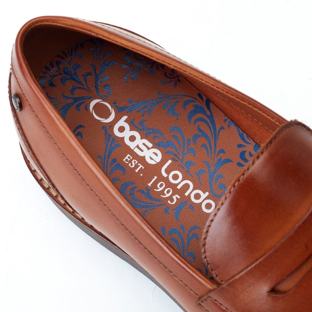 Base London Sid Leren Heren Tan Loafers Sid is een moderne penny loafer van Base London. Met zijn rijke gewassen leren bovenwerk en eigentijdse wigzool geeft Sid je het vertrouwen dat je nodig hebt om je outfit naar een hoger niveau te tillen en op te vallen in de menigte.