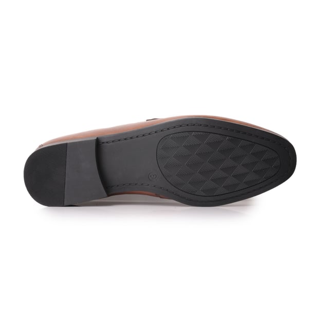 These men's loafers feature a leather upper, textile lining, and rubber sole for comfort and durability. Designed with a chisel toe and slip-on style, ideal for casual wear