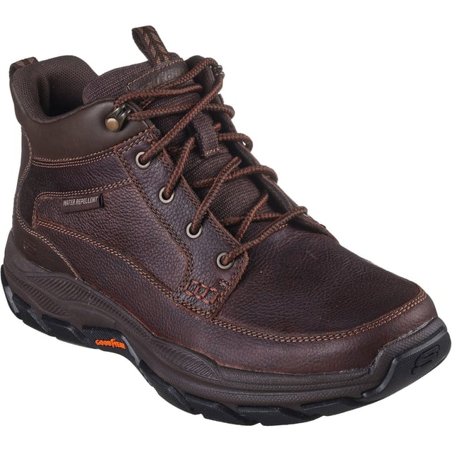 Classic comfort and durable traction combine in the Relaxed Fit Respected Boswell. This mid-top features a water-repellent leather and synthetic upper with a lace-up front, Air-Cooled Memory Foam insole and Goga Mat Arch cushioning for added support