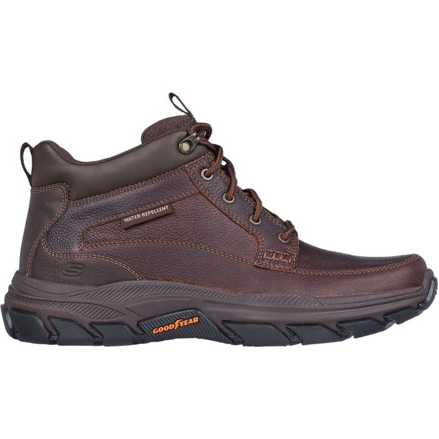 Classic comfort and durable traction combine in the Relaxed Fit Respected Boswell. This mid-top features a water-repellent leather and synthetic upper with a lace-up front, Air-Cooled Memory Foam insole and Goga Mat Arch cushioning for added support