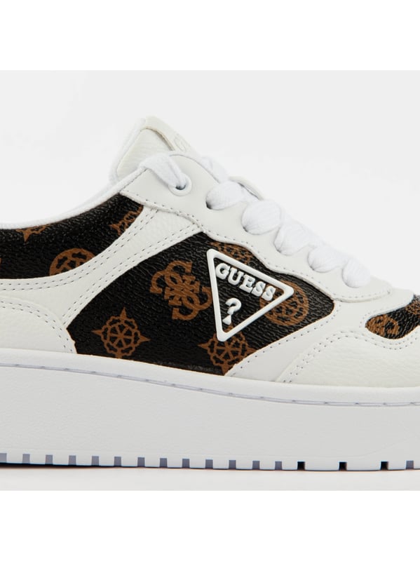 Basket Guess Urban Femme Weiß Leder. Authentischer Schuh der Marke Guess - Streetwear/Sportswear-Design von Guess - Guess für Frauen, modisch und perfekt für den Alltag - Die weißen Basket Guess lassen sich hervorragend mit dem Rest Ihrer Garderobe kombinieren - Bequeme Lederqualität - Klassische Schnürsenkel - Urban - Synthetik