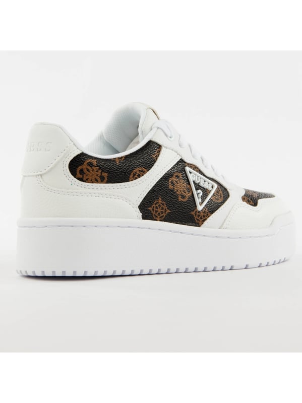 Basket Guess Urban Femme Weiß Leder. Authentischer Schuh der Marke Guess - Streetwear/Sportswear-Design von Guess - Guess für Frauen, modisch und perfekt für den Alltag - Die weißen Basket Guess lassen sich hervorragend mit dem Rest Ihrer Garderobe kombinieren - Bequeme Lederqualität - Klassische Schnürsenkel - Urban - Synthetik