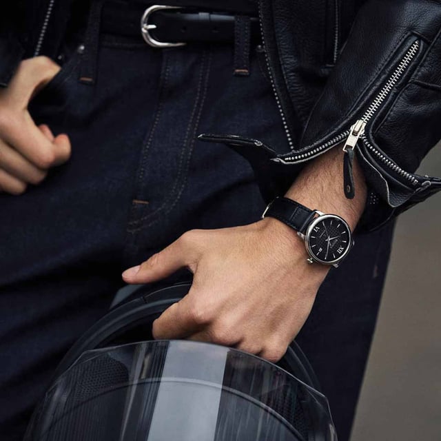 This Bulova Hudson Analogue Watch for Men is the perfect timepiece to wear or to gift. It's Silver 39 mm Round case combined with the comfortable Black Leather watch band will ensure you enjoy this stunning timepiece without any compromise. Operated by a high quality Automatic movement and water resistant to 3 bars, your watch will keep ticking. The new Bulova Hudson is set to be your favorite dress watch. Featuring a fresh case design and detailed dial, it redefines elegance with a refined presence. This Analogue watch features a calendar function: Date and is equipped with High quality Black Leather strap, measuring 21 cm in length and 19 mm in width, with a Buckle. Case diameter: 39 mm,case thickness: 12 mm, case colour: Silver and dial colour: Black