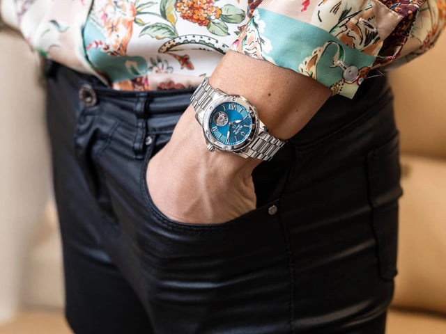 This Bulova Marine Star Analogue Watch for Women is the perfect timepiece to wear or to gift. It's Silver 35 mm Round case combined with the comfortable Silver Stainless steel watch band will ensure you enjoy this stunning timepiece without any compromise. Operated by a high quality Automatic movement and water resistant to 10 bars, your watch will keep ticking. Embrace a bold new you with the chic Bulova ladies’ automatic Marine Star. This Analogue watch is equipped with a Luminous Hands High quality Silver Stainless steel strap, measuring 19 cm in length and 17 mm in width, with a Deployment clasp. Case diameter: 35 mm,case thickness: 10 mm, case colour: Silver and dial colour: Blue