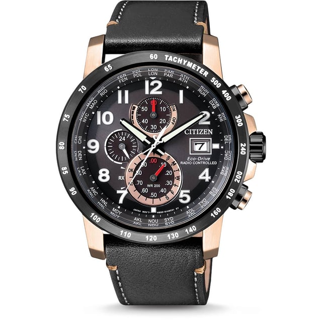 Diese Citizen  Chronograph Uhr für  Herren ist das perfekte Accessoire zum tragen oder verschenken. Ihr Rosagold 42 mm Rund Gehäuse kombiniert mit dem bequemen Schwarz Armband aus  Leder garantiert, dass Sie diese atemberaubende Uhr kompromisslos genießen werden. Angetrieben von einem hochwertigen Eco-Drive Uhrwerk und wasserdicht bis 20 bars, läuft Ihre Uhr stets weiter. Diese Uhr verfügt über eine Eco-Drive-Technologie (wird von jeder Lichtquelle aufgeladen; benötigt keine Batterie) -Diese Analog Uhr verfügt über eine Kalenderfunktion: Datum, Stoppuhr, Funk, 24-Stunden-Anzeige, Leuchtzeiger, Tachymeter Diese hochwertige Uhr hat ein Schwarz Leder Band ( 21 cm Länge und 21 mm Breite) mit einer Dornschließe Gehäusedurchmesser: 42 mm,Gehäuse Höhe: 12 mm, Gehäusefarbe: Rosagold Zifferblattfarbe: Schwarz