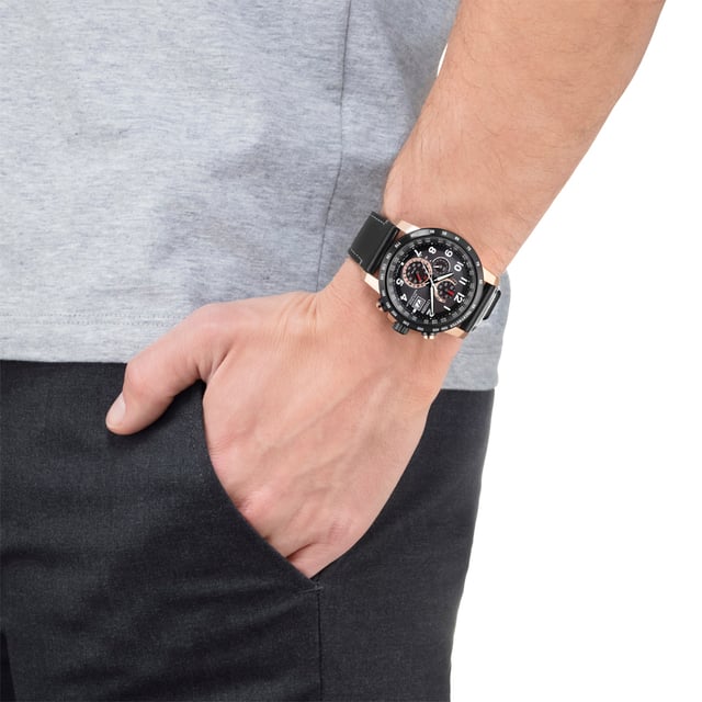 Diese Citizen  Chronograph Uhr für  Herren ist das perfekte Accessoire zum tragen oder verschenken. Ihr Rosagold 42 mm Rund Gehäuse kombiniert mit dem bequemen Schwarz Armband aus  Leder garantiert, dass Sie diese atemberaubende Uhr kompromisslos genießen werden. Angetrieben von einem hochwertigen Eco-Drive Uhrwerk und wasserdicht bis 20 bars, läuft Ihre Uhr stets weiter. Diese Uhr verfügt über eine Eco-Drive-Technologie (wird von jeder Lichtquelle aufgeladen; benötigt keine Batterie) -Diese Analog Uhr verfügt über eine Kalenderfunktion: Datum, Stoppuhr, Funk, 24-Stunden-Anzeige, Leuchtzeiger, Tachymeter Diese hochwertige Uhr hat ein Schwarz Leder Band ( 21 cm Länge und 21 mm Breite) mit einer Dornschließe Gehäusedurchmesser: 42 mm,Gehäuse Höhe: 12 mm, Gehäusefarbe: Rosagold Zifferblattfarbe: Schwarz