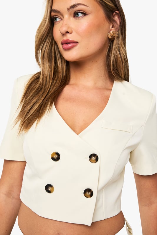 Wrap up in the latest coats and jackets and get out-there with your outerwearBreathe life into your new season layering with the latest coats and jackets from boohoo. Supersize your silhouette in a padded jacket, stick to sporty styling with a bomber, or protect yourself from the elements in a plastic raincoat. For a more luxe layering piece, faux fur coats come in fondant shades and longline duster coats give your look an androgynous edge.