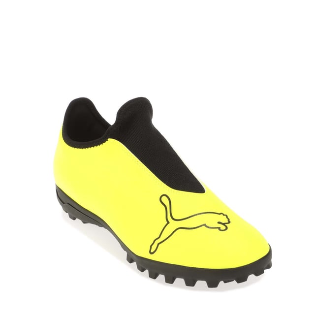 The PUMA Finesse LL features a soft synthetic upper and a comfortable laceless slip-on construction. It allows all players to finesse the ball into the net.