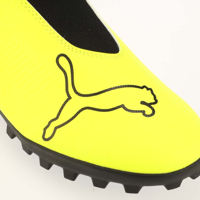 The PUMA Finesse LL features a soft synthetic upper and a comfortable laceless slip-on construction. It allows all players to finesse the ball into the net.